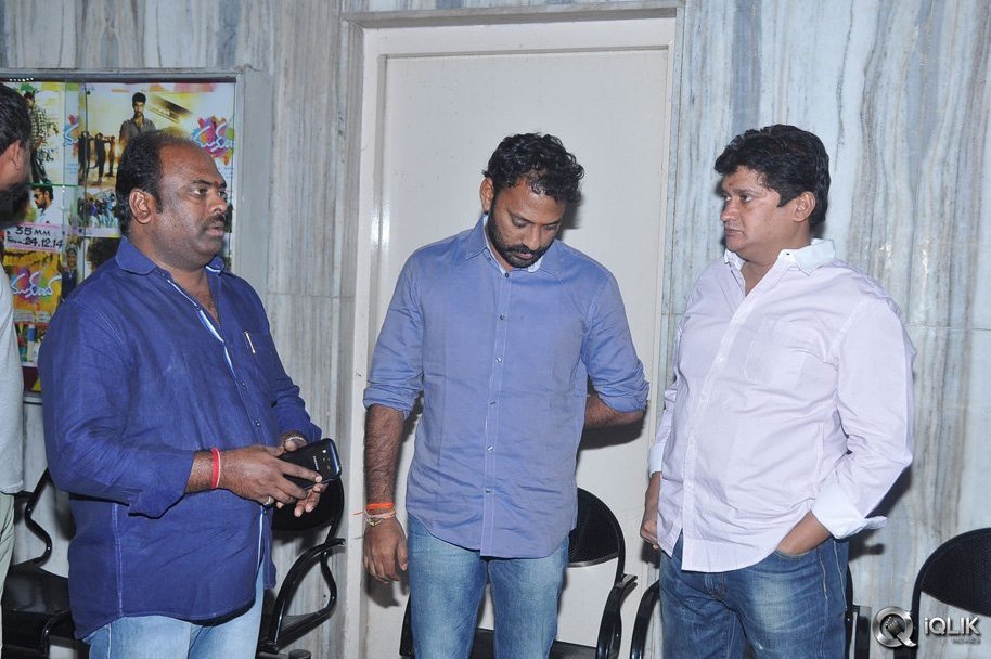 Mukunda-Movie-Hungama-at-Sandhya-Theatre